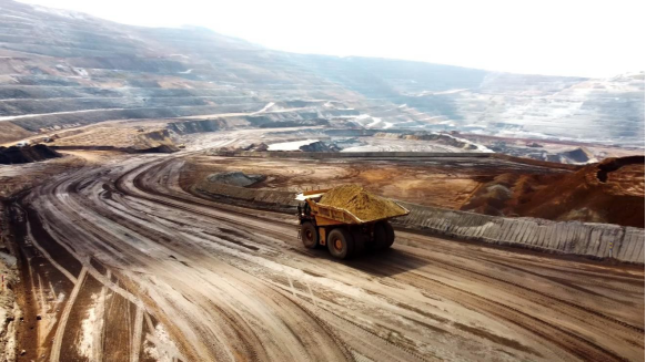 淡水河谷布鲁库图矿区自动驾驶卡车累计运输矿石一亿吨