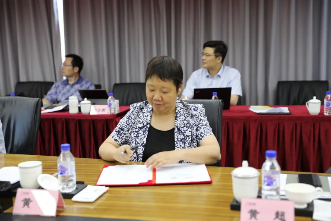 5月25日,建龙集团副总裁黄丹与北京科技大学副校长张卫冬,分别代表